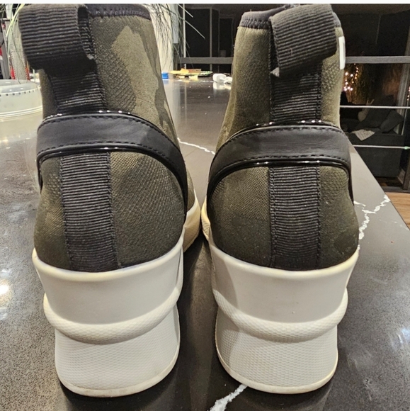 DKNY London camouflage wedge sneaker, excellent pre loved condition. Sz 7.5 - Picture 6 of 9